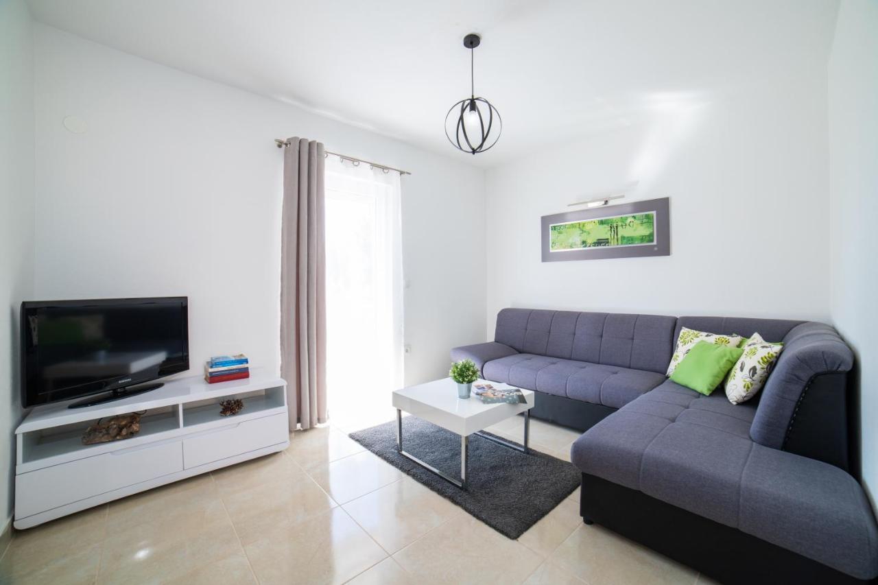 Villa Sun Garden - 4 Star Villa With Heated Swimming Pool, Quiet Bay, Bbq, 50M From The Sea มิลนา ภายนอก รูปภาพ